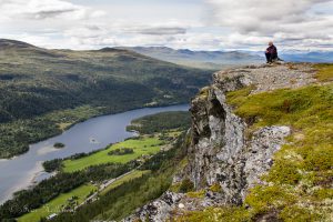 Utsikt over Espedalen, med Jotunheimen i bakgrunnen.