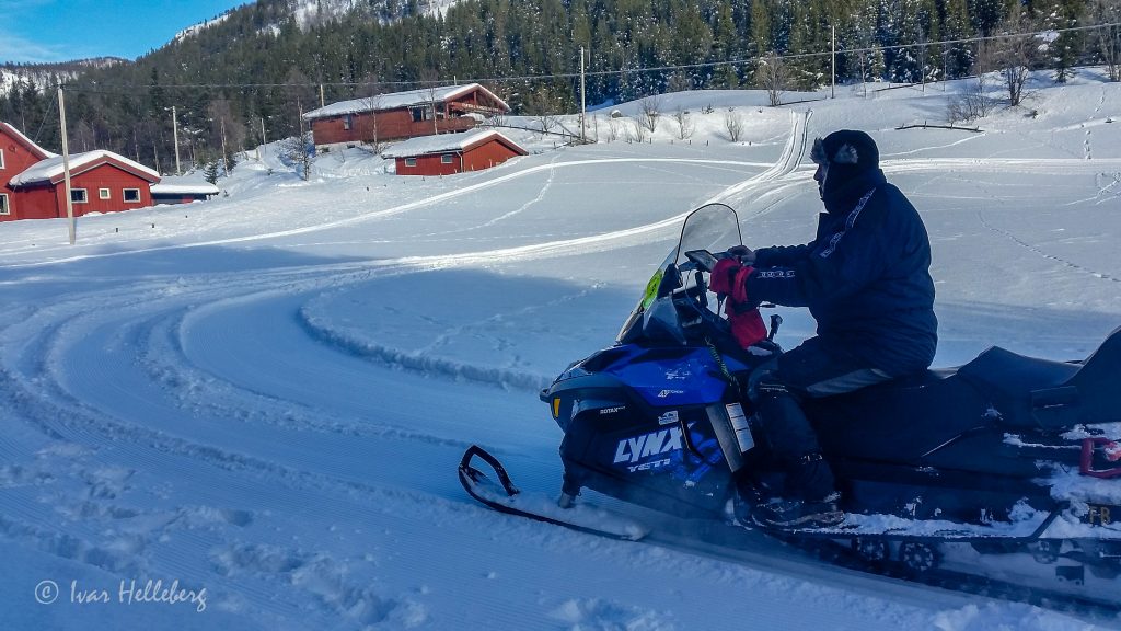 På bildet: Arnfinn Grambo kjører opp løype til påskeskirenn.